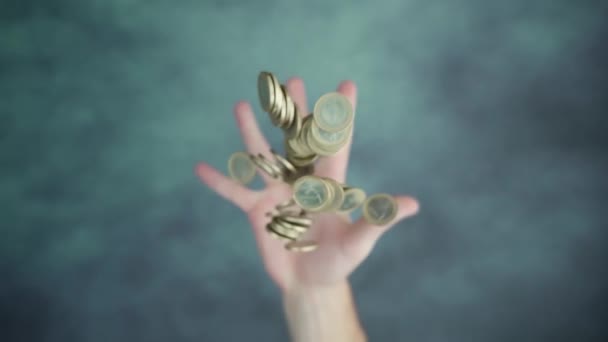Kasta upp en handfull mynt över grön bordsyta — Stockvideo