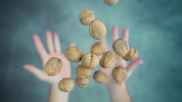 Walnüsse werfen und mit beiden Händen fangen — Stockvideo