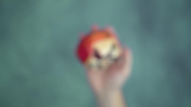 Kasta upp och fånga hälften av granatäpplet ovanför bordet — Stockvideo
