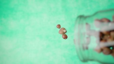 Cam kavanozdan yüzeye kestane yığını atmak