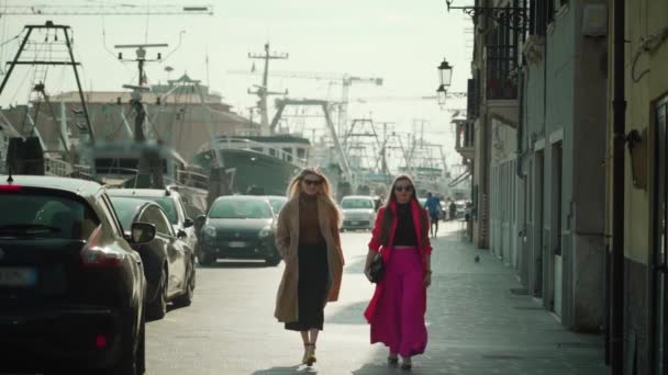 Vrouwen toeristen wandelen langs Venetiaanse straat langs auto 's — Stockvideo