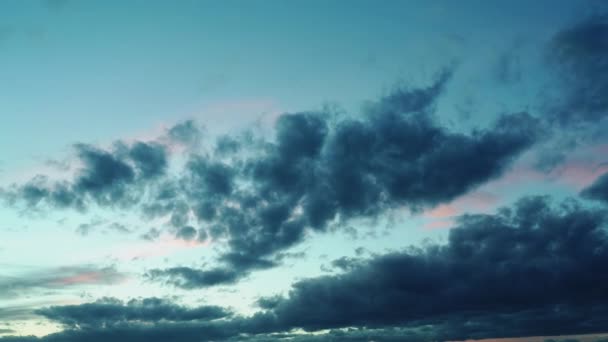 Nubes densas en el cielo contra la puesta de sol de color brillante — Vídeo de stock