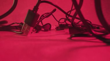 Stüdyo odasının kırmızı ışıklarıyla karışık USB kabloları