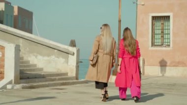 Moda kıyafetleri içinde kadınlar Venedik 'te dolanıp köprü kuruyorlar.