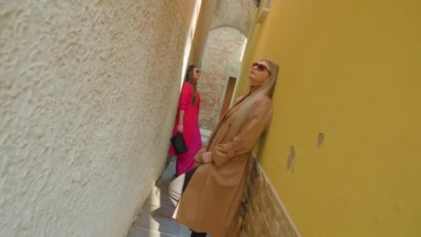 Mladá dívka přátelé pózují v blízkosti stěn úzké benátské ulice — Stock video
