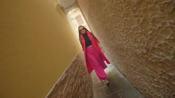Brunette vrouw slentert langs straat langs Venetiaanse huizen — Stockvideo