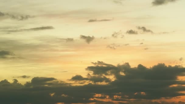 Nubes oscuras y lluviosas contra el cielo anaranjado brillante — Vídeos de Stock