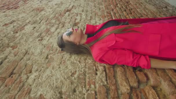 Bruna donna posa e cammina oltre muro di mattoni a Venezia — Video Stock