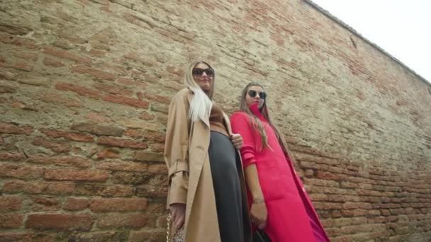 Jóvenes amigas posan en la pared de mala muerte del edificio veneciano — Vídeo de stock