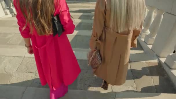 Modne kobiety schodzą na dół spacerując po Wenecji. — Wideo stockowe