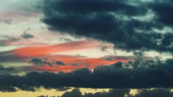 Jasná obloha s mraky plovoucími proti západu slunce — Stock video