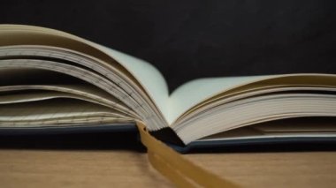 Masada duran ince beyaz sayfalı ve yer imli defter