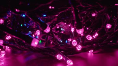 Peri ışıkları Noel karanlığında gizemli mor renkler parlar