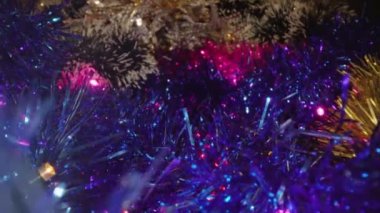 Parlak Noel ağacı süslemeleri boyunca hareket