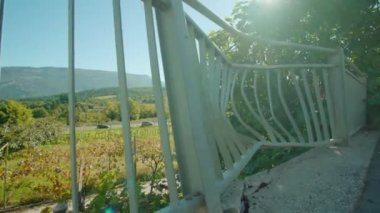Otobana karşı asfalt yolda gri bükülmüş çeler.