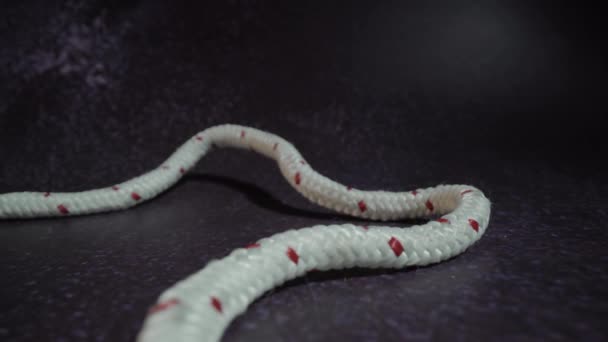 Cordón eléctrico trenzado textil blanco largo sobre mesa de piedra gris — Vídeo de stock