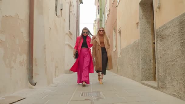 Le donne passeggiano lungo la stretta strada veneziana tra vecchie case — Video Stock