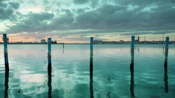 Velence lagúna víz felhős ég alatt naplementekor Chioggiában — Stock videók