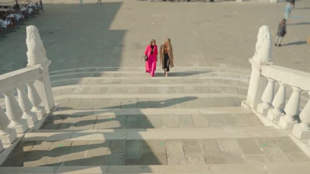 Женщины в фасонной одежде общаются, поднимаясь наверх — стоковое видео