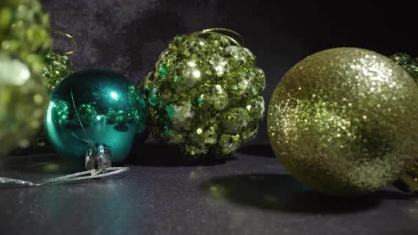 Baubles árvore de Natal verde com brilho na mesa escura — Vídeo de Stock