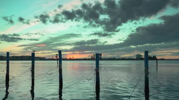 Naplemente felett nyugodt víz Velence lagúna Chioggia — Stock videók