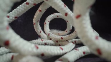 Sarmalanmış tekstil örülmüş elektrik kablosu ve masada kırmızı noktalar.