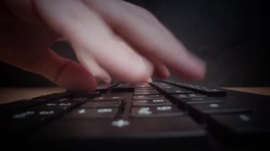 Klavyeye beyaz işaretli adam elleri yazacak.