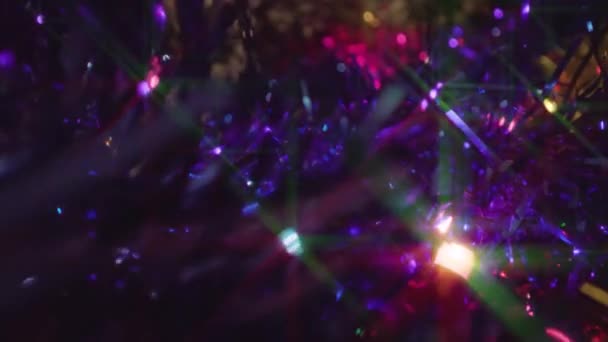 Movimento acima coloridos enfeites de ouropel árvore de Natal — Vídeo de Stock