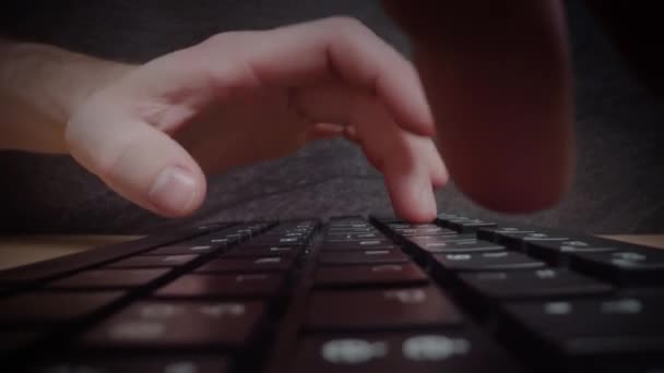 男人在黑色键盘上打字，办公室里有白字 — 图库视频影像