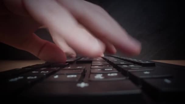 Ο άνθρωπος τα χέρια πληκτρολογήστε στο πληκτρολόγιο με λευκά σημάδια στο γραφείο — Αρχείο Βίντεο