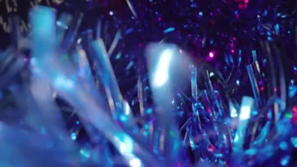 Beweging boven sierlijke kleurrijke pluizige kerstboom tinsels — Stockvideo