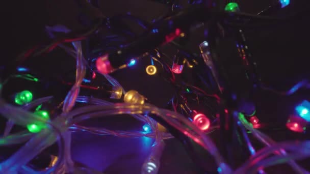 Noel tatilinde renkli peri ışıklarında hareket — Stok video