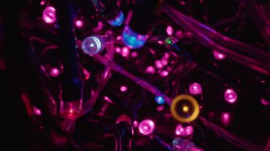 Sihirli mor renkte parıldayan peri ışıklarının arasında hareket