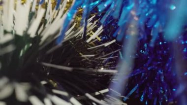 Noel ağacı çelenkleri parlak ışıkta yığılsa da