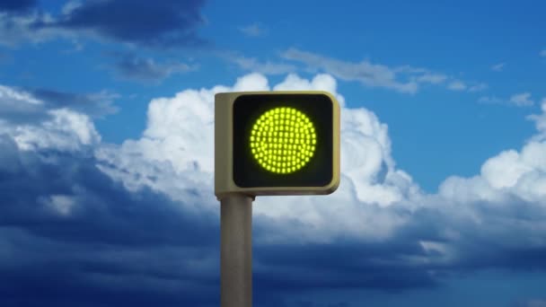 Veranderend verkeerslicht met klein scherm tegen bewolkte lucht — Stockvideo