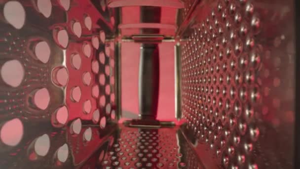 赤い照明で鋭い歯と穴を持つ金属製のグレーター — ストック動画