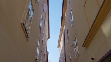 Ljubljana merkezinde eski binaları olan dar gölgeli bir cadde.