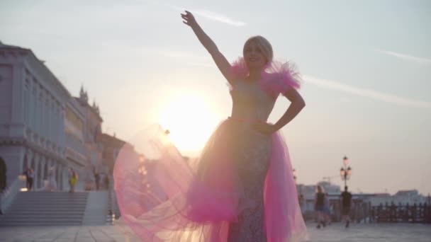 Elegante jurk van het model vliegt in slow motion bij dageraad — Stockvideo
