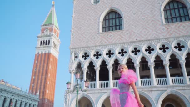 Chica de la moda se mueve en cámara lenta en Venecia — Vídeo de stock