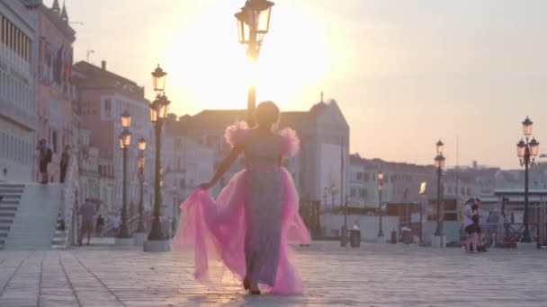 Flicka i elegant klänning promenader i gryningen i Venedig — Stockvideo