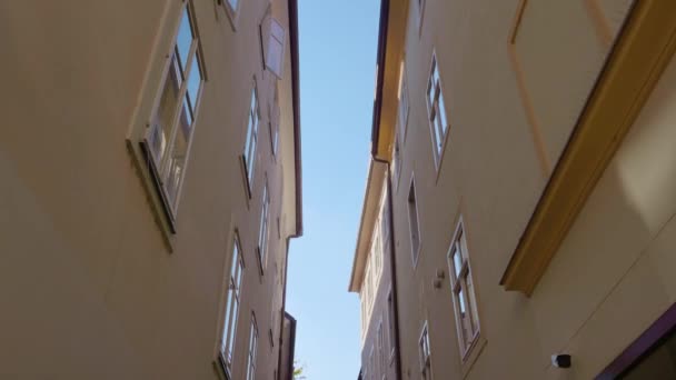 Smalle schaduwrijke straat met oude gebouwen in het centrum van Ljubljana — Stockvideo