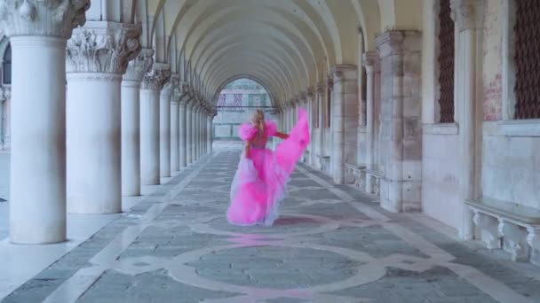 Modelo de moda no vestido rosa caminha sob arco túnel em Veneza — Vídeo de Stock