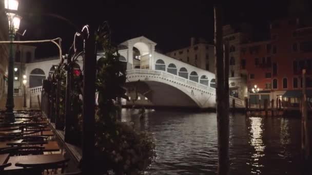 Pemandangan luar biasa dari jembatan Rialto yang terkenal di atas Grand Canal — Stok Video