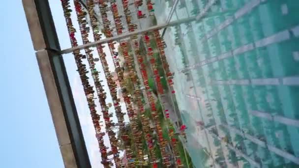 Bridge γυαλί πεζοδρόμιο με κλειδαριές στο κιγκλίδωμα στη Λιουμπλιάνα — Αρχείο Βίντεο