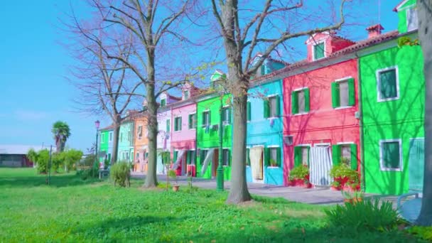 Mnohobarevné domy v dopoledních hodinách pod modrou oblohou v Burano — Stock video