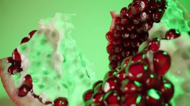 Parçalara ayrılmış hareket, sulu taneli nar.