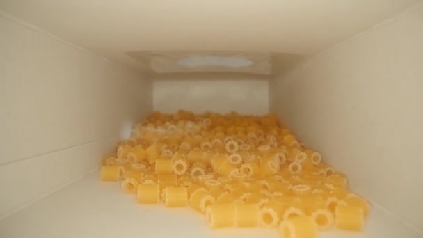 Άψητα ditalini ζυμαρικά οργανική υγιεινή διατροφή σε χάρτινο κουτί — Αρχείο Βίντεο