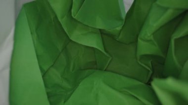 Işık stüdyosundaki buruşuk kağıt çarşaflar arasında hareket