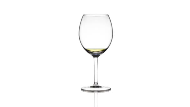 Llenado de vidrio vacío con vino espumoso sobre fondo blanco — Vídeo de stock