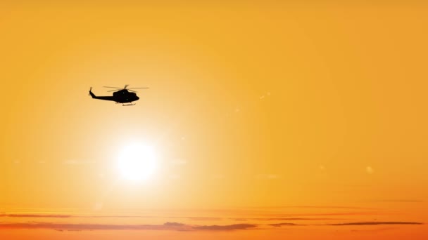 Темный силуэт вертолета летит против яркого солнца — стоковое видео
